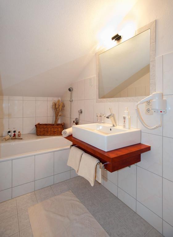 Hotel Zum Goldenen Loewen 비버위어 객실 사진
